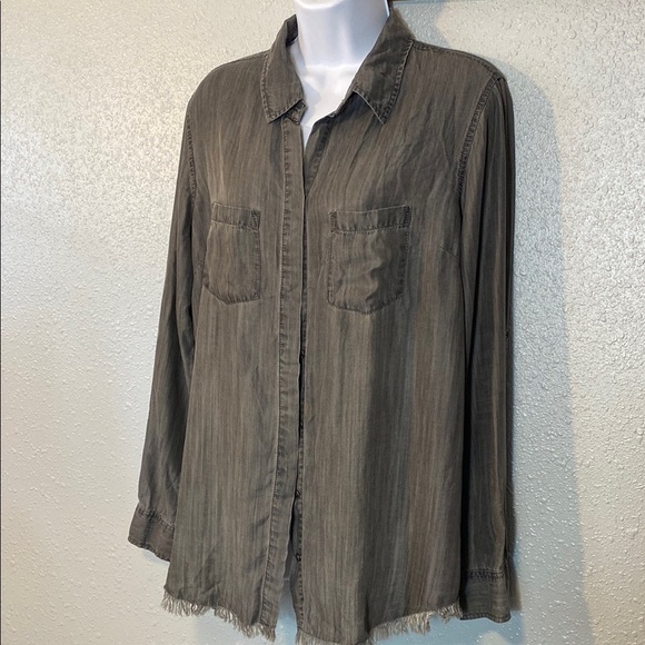 Beachlunchlounge Gray Button Down Shirt with Relaxed Fit Frayed Hem - Picture 8 of 8
